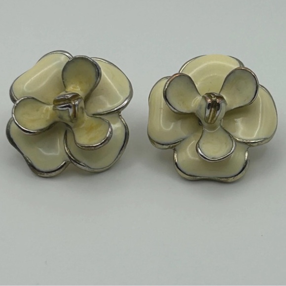 Vintage Jewelry - Enameled Flower Earrings Post Cream Romantic Feminine Mixed Metal